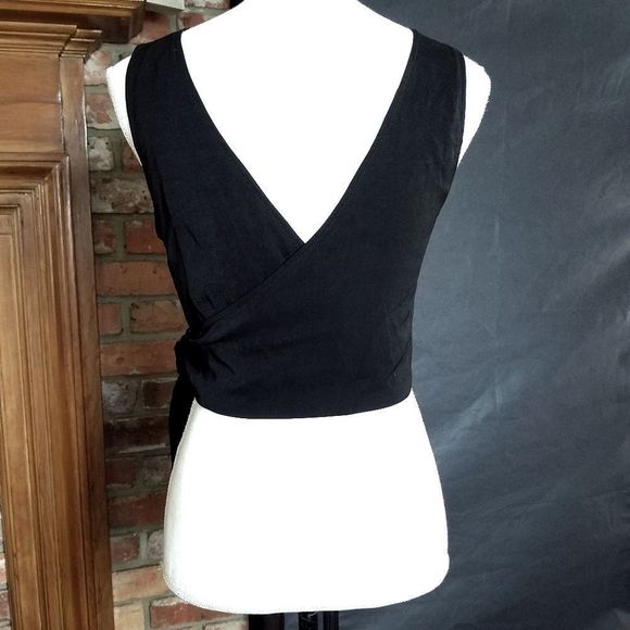 Momni Wrap Around Cropped Blouse - Picture 4 of 7